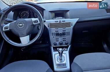 Хэтчбек Opel Astra 2012 в 