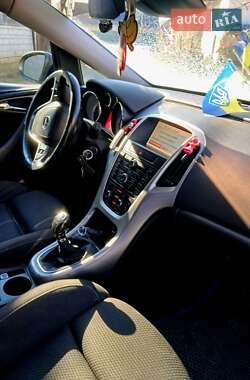 Універсал Opel Astra 2013 в Жидачові