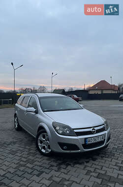 Универсал Opel Astra 2006 в Иршаве