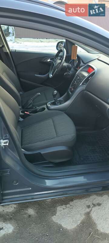 Универсал Opel Astra 2013 в Коростышеве