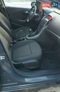 Універсал Opel Astra 2013 в 