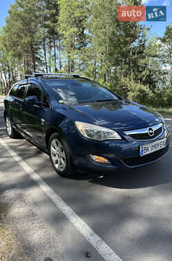 Универсал Opel Astra 2011 в Рокитном