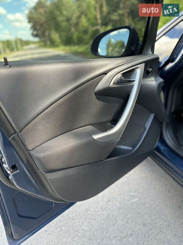 Универсал Opel Astra 2011 в Рокитном