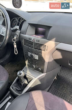 Универсал Opel Astra 2006 в Чутове
