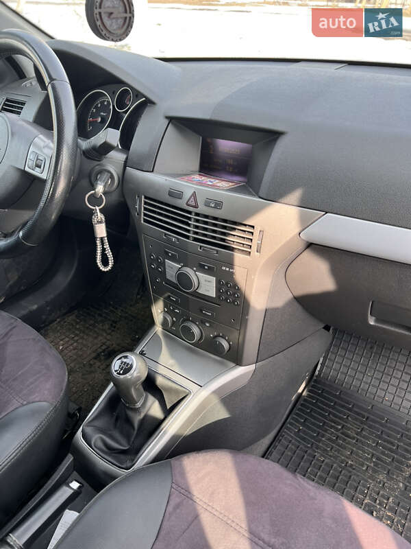 Универсал Opel Astra 2006 в Чутове