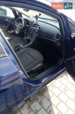 Універсал Opel Astra 2013 в Дрогобичі