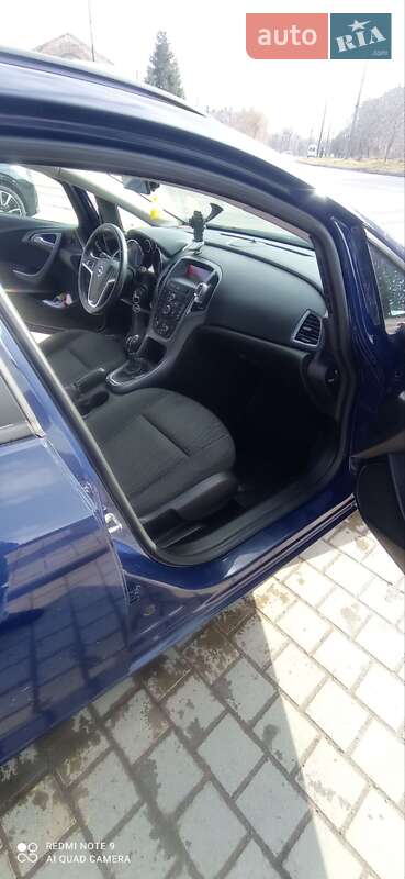 Універсал Opel Astra 2013 в Дрогобичі