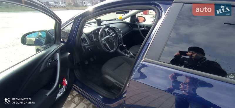 Універсал Opel Astra 2013 в Дрогобичі