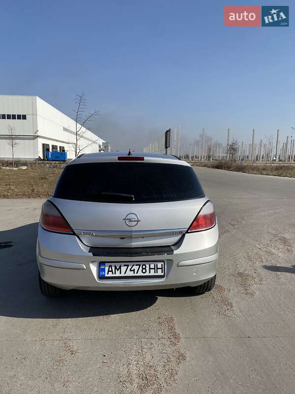Хэтчбек Opel Astra 2004 в Коростене