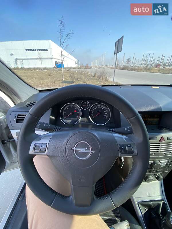 Хэтчбек Opel Astra 2004 в Коростене