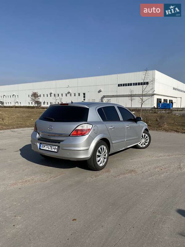 Хэтчбек Opel Astra 2004 в Коростене