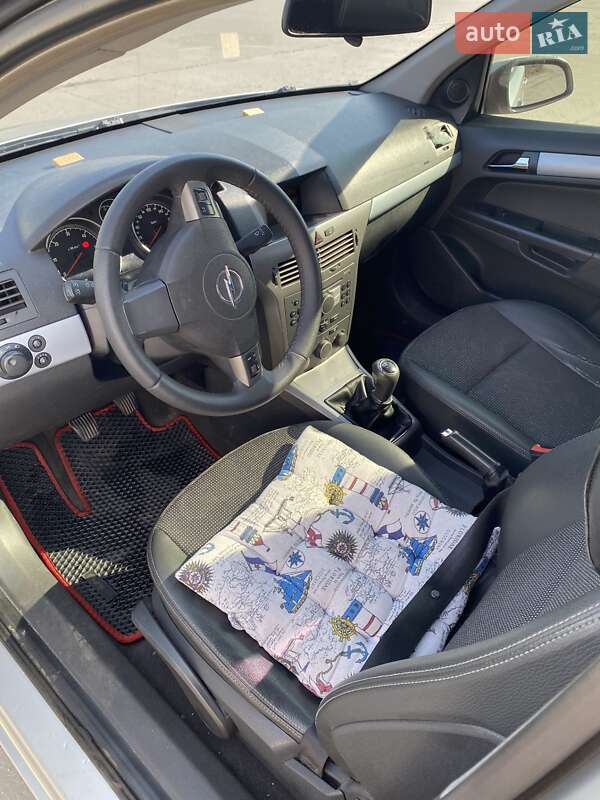Хэтчбек Opel Astra 2004 в Коростене
