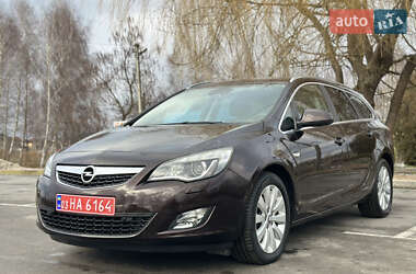 Універсал Opel Astra 2012 в Рівному