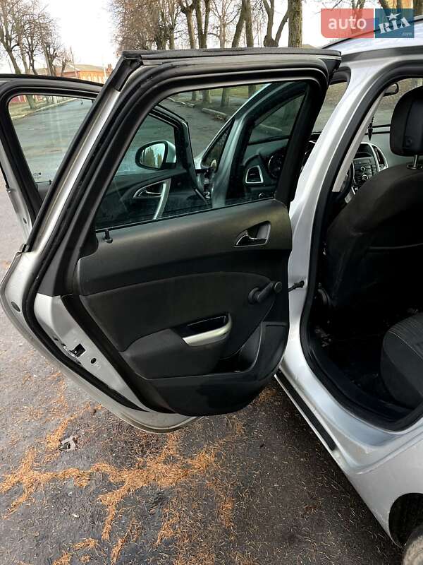 Универсал Opel Astra 2011 в Глухове