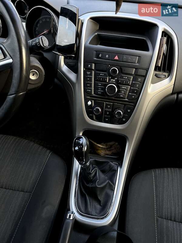 Универсал Opel Astra 2011 в Глухове