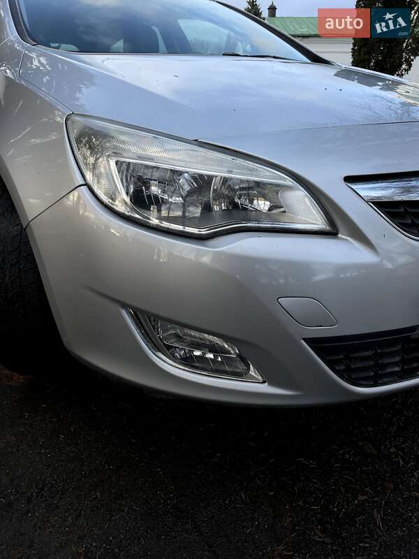 Универсал Opel Astra 2011 в Глухове