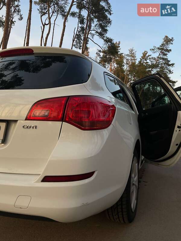 Універсал Opel Astra 2011 в Житомирі