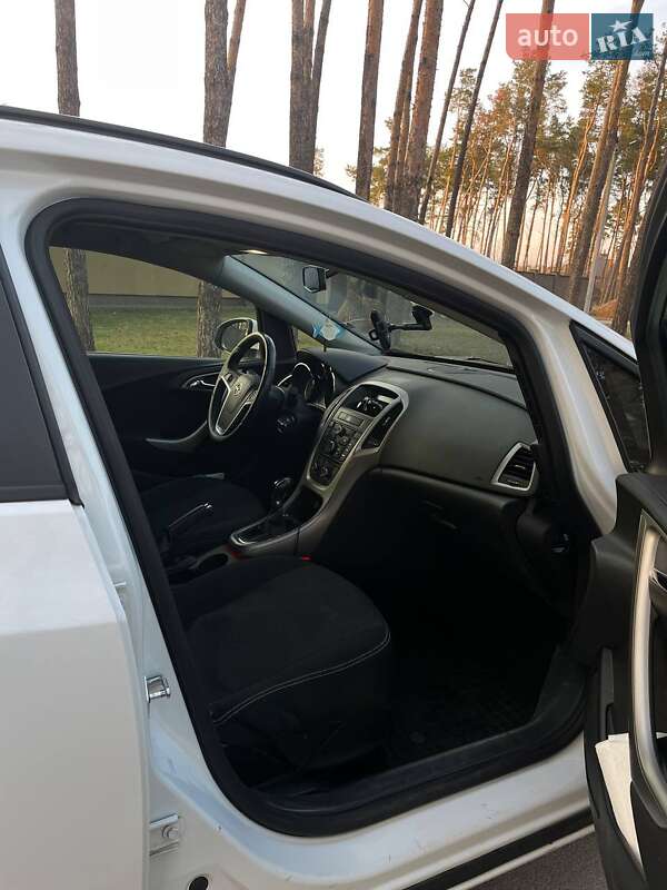 Універсал Opel Astra 2011 в Житомирі