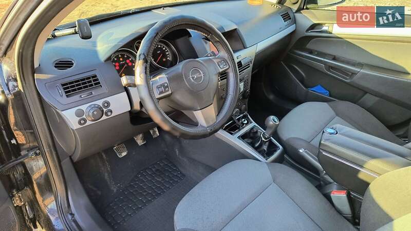 Универсал Opel Astra 2006 в Новояворовске