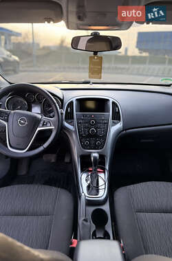 Хэтчбек Opel Astra 2012 в 
