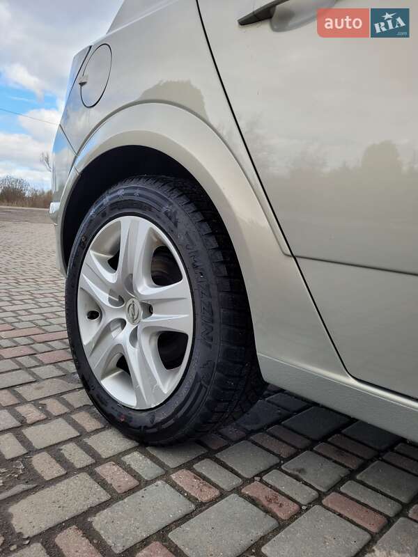 Хэтчбек Opel Astra 2009 в Мостиске