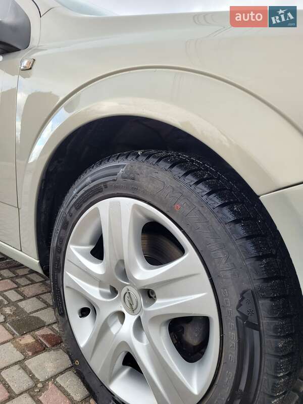 Хэтчбек Opel Astra 2009 в Мостиске