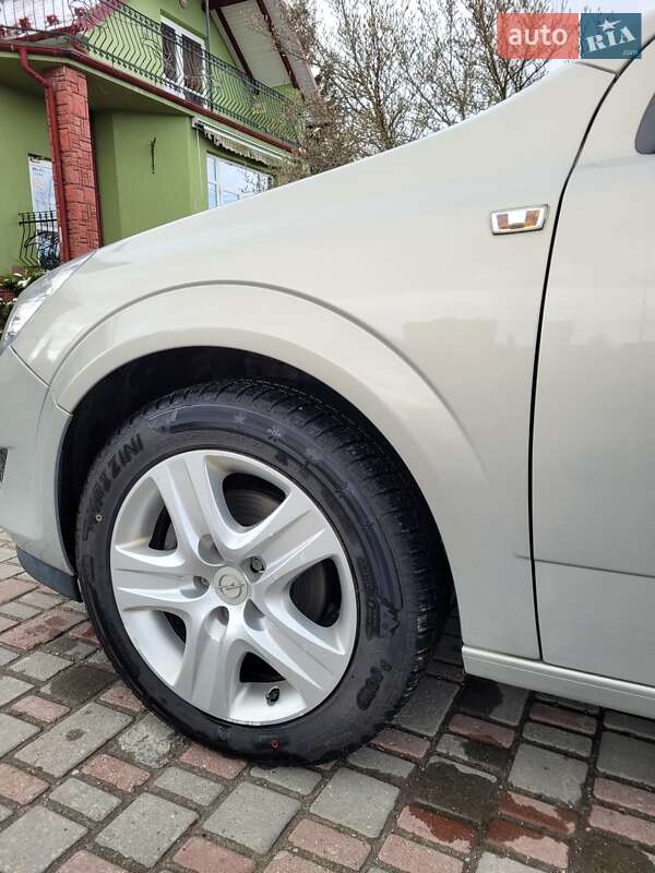 Хэтчбек Opel Astra 2009 в Мостиске
