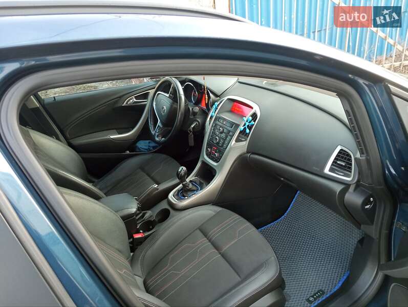 Универсал Opel Astra 2012 в Львове