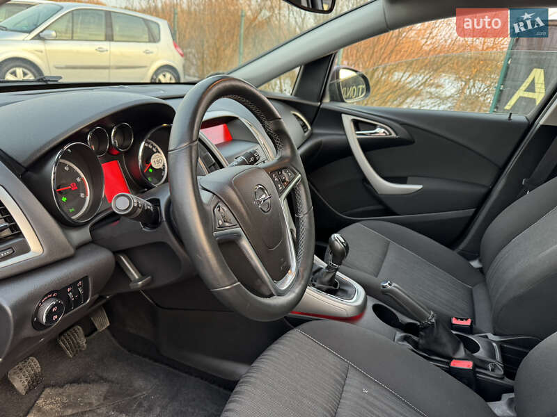 Универсал Opel Astra 2012 в Дрогобыче