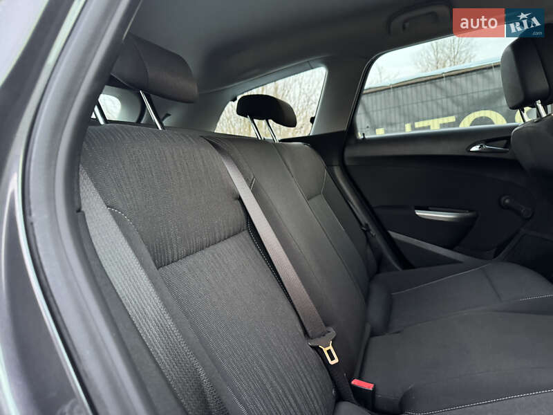 Универсал Opel Astra 2012 в Дрогобыче