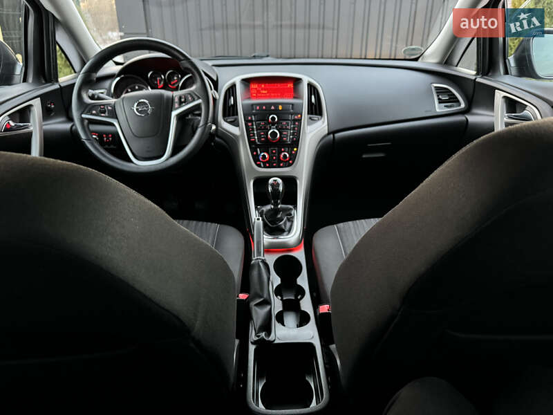 Универсал Opel Astra 2012 в Дрогобыче