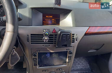 Хэтчбек Opel Astra 2004 в 