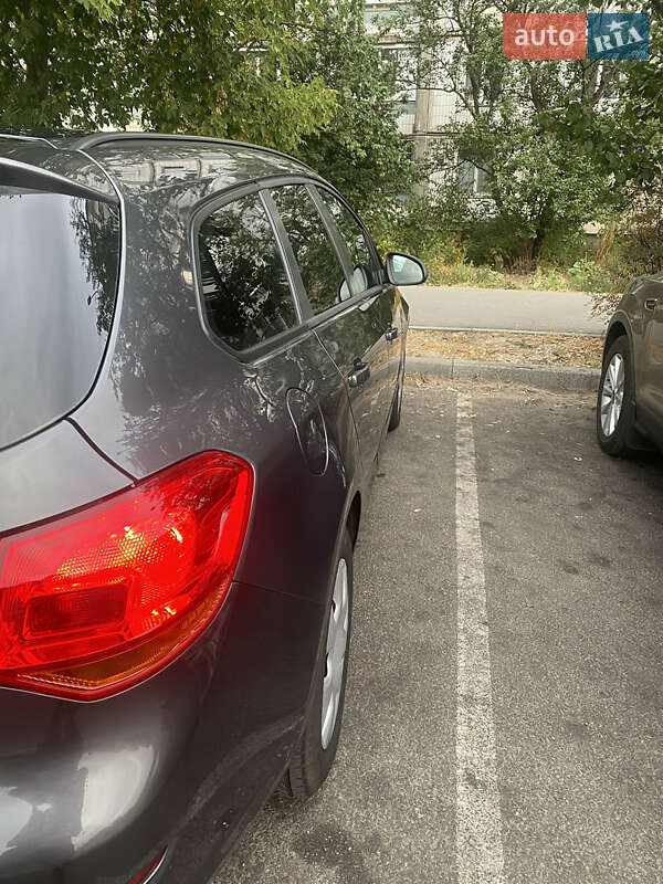 Универсал Opel Astra 2011 в Полтаве