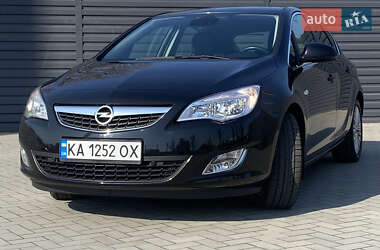 Хетчбек Opel Astra 2011 в 
