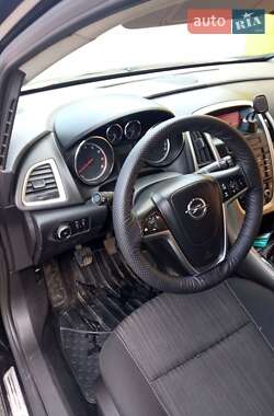Универсал Opel Astra 2011 в Новояворовске