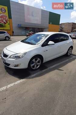 Хэтчбек Opel Astra 2011 в 