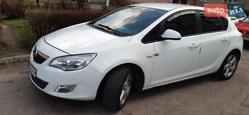 Хэтчбек Opel Astra 2011 в 