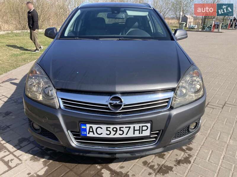 Универсал Opel Astra 2010 в Нововолынске