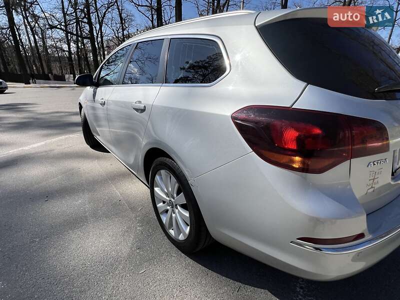 Універсал Opel Astra 2015 в Ірпені