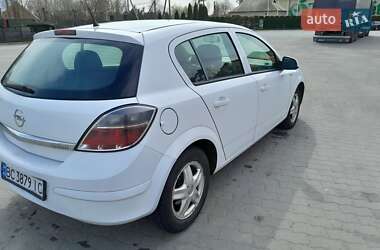 Хэтчбек Opel Astra 2012 в 