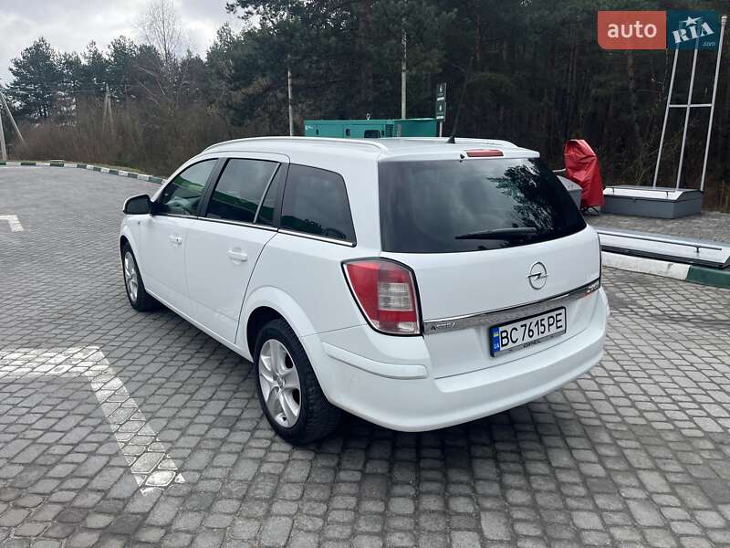 Універсал Opel Astra 2012 в Бродах