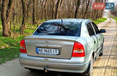 Седан Opel Astra 2006 в Царичанке