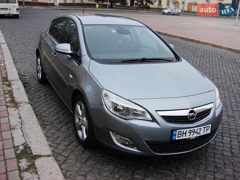 Хэтчбек Opel Astra 2010 в 