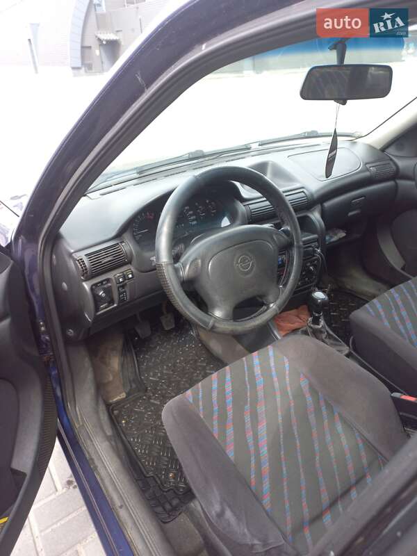 Універсал Opel Astra 1996 в Дніпрі