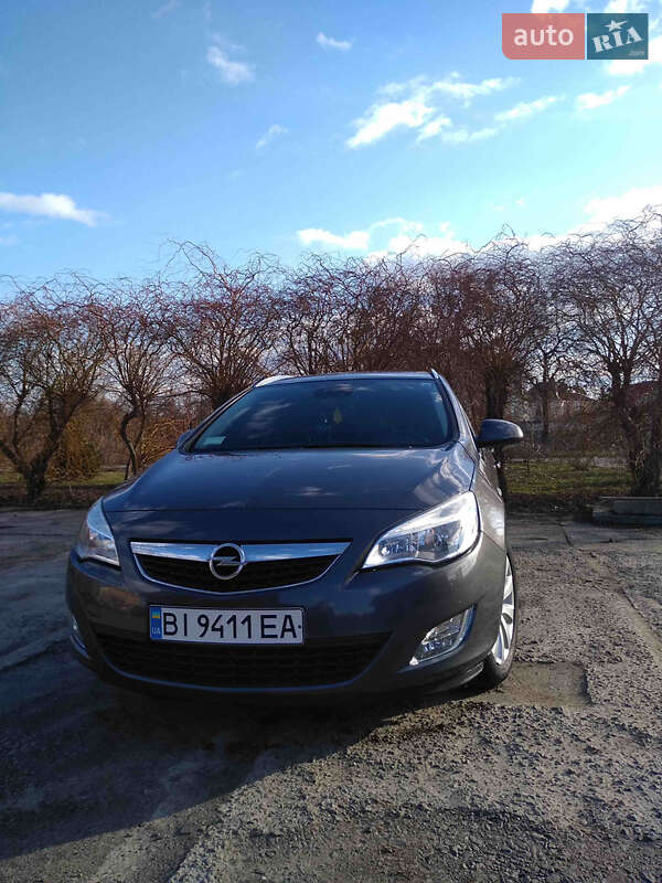 Универсал Opel Astra 2012 в 