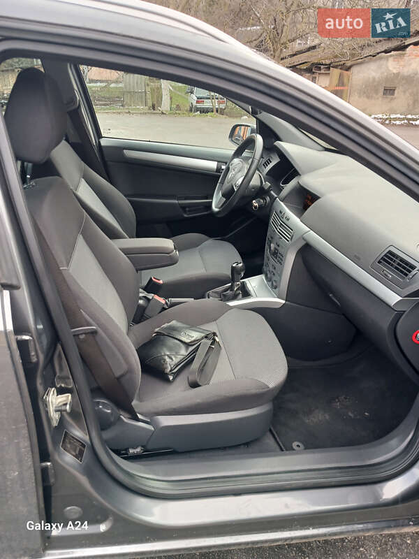 Универсал Opel Astra 2009 в Остроге