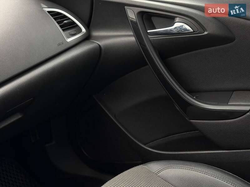 Универсал Opel Astra 2015 в Ровно