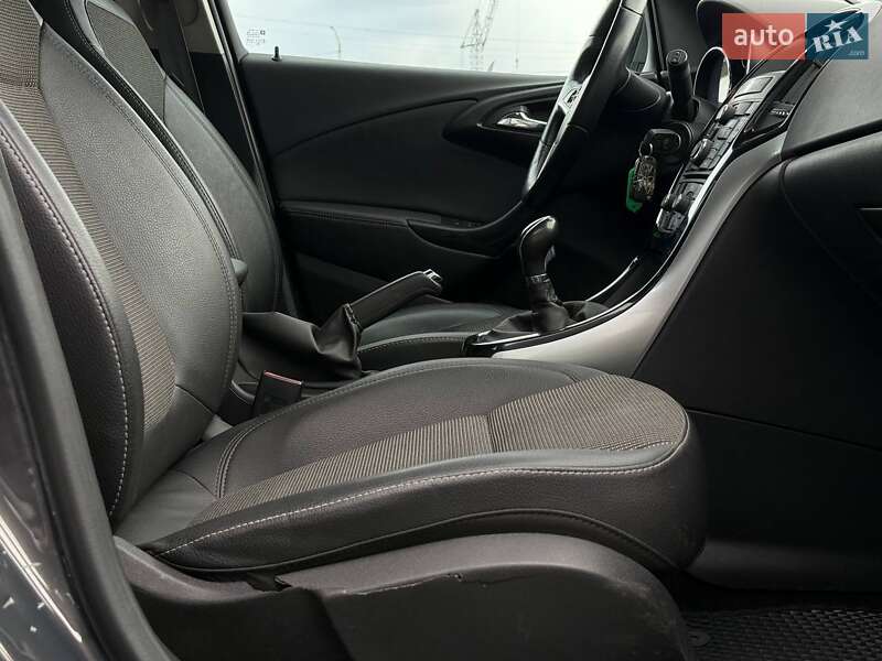 Универсал Opel Astra 2015 в Ровно