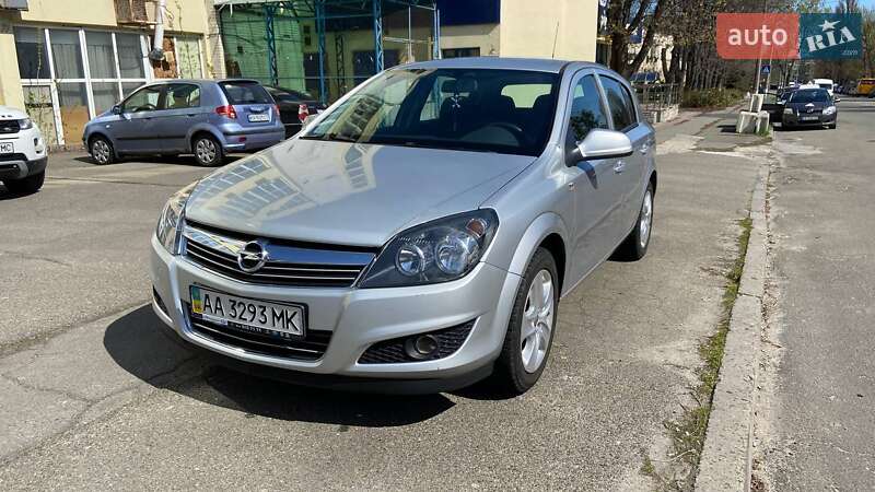 Хэтчбек Opel Astra 2012 в 