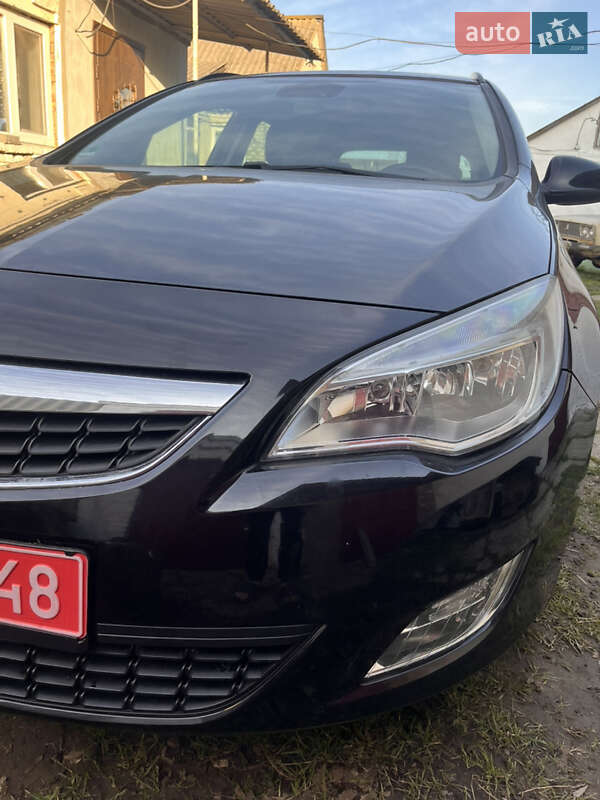 Універсал Opel Astra 2011 в Луцьку